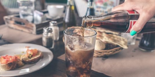 Le bibite gassate fanno male? Rischi per la salute e alternative salutari