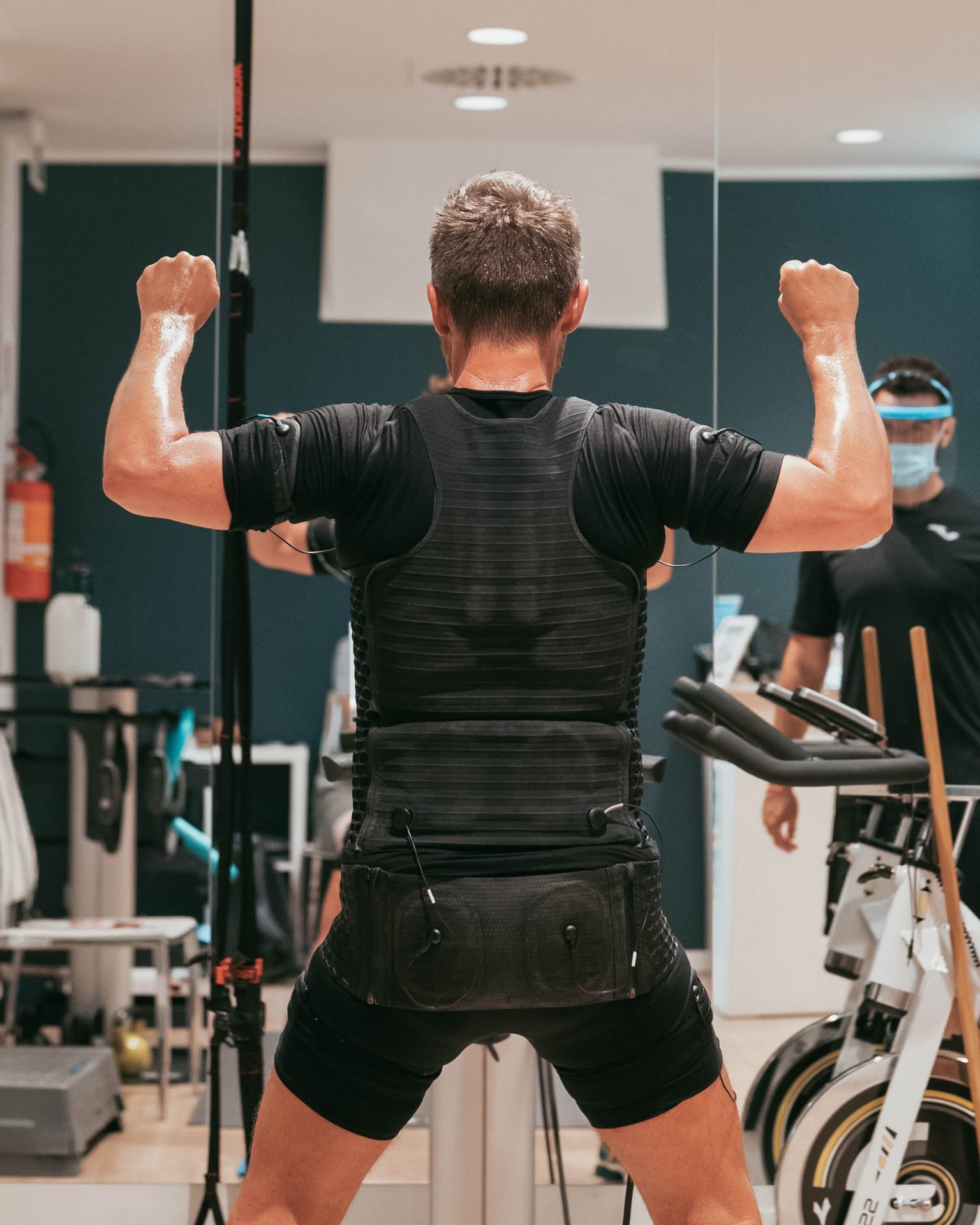 persona che si allena con EMS